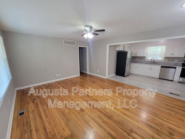 Foto del edificio - 3310 Emerson Dr