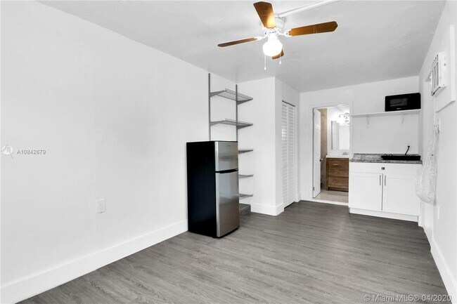 Foto del edificio - 323 NW 108th St
