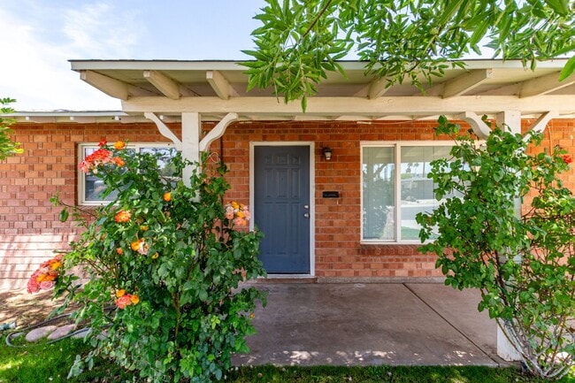 Building Photo - South Scottsdale Charmer! 4 bed + Office, ...
