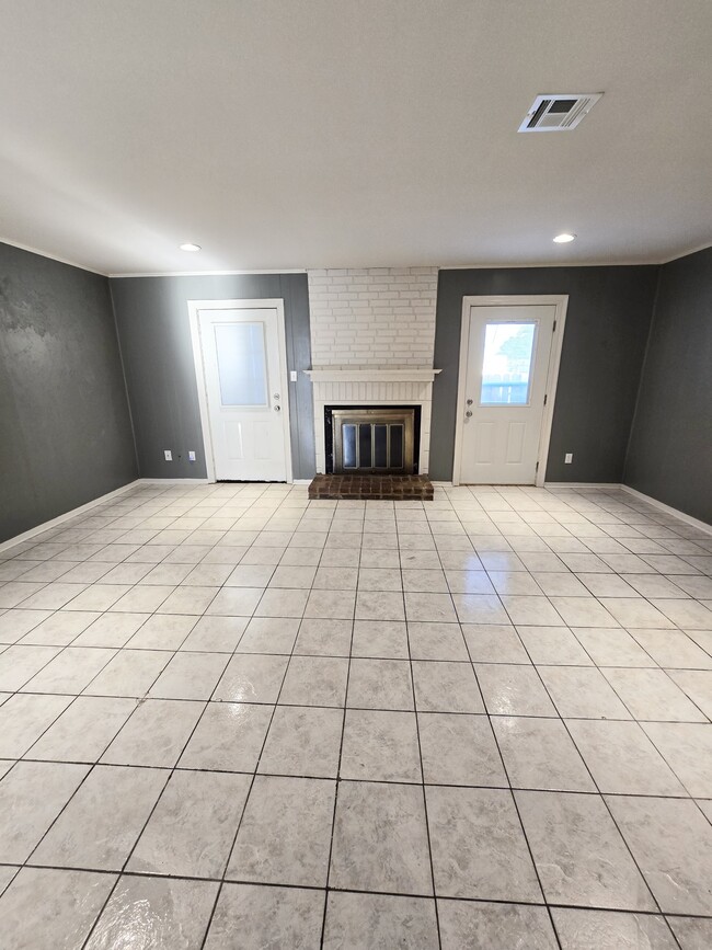 Building Photo - 23 Larkspur Ln