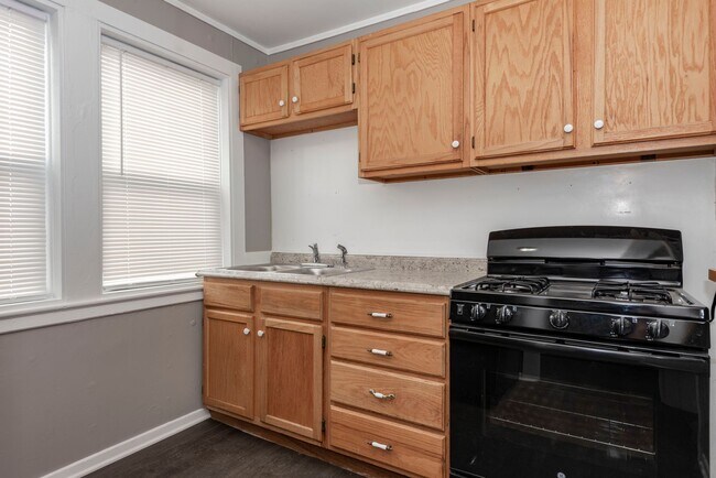 Building Photo - Modern Townhome