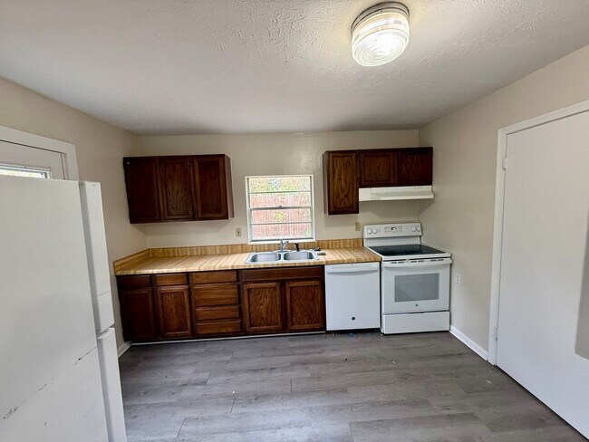 Building Photo - Spacious 3-Bed, 2-Bath Home with Private Yard in NW Gainesville