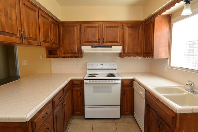 Foto del edificio - 3 Bedroom 2 Bathroom Home in SW Visalia close to shopping and restaurants!