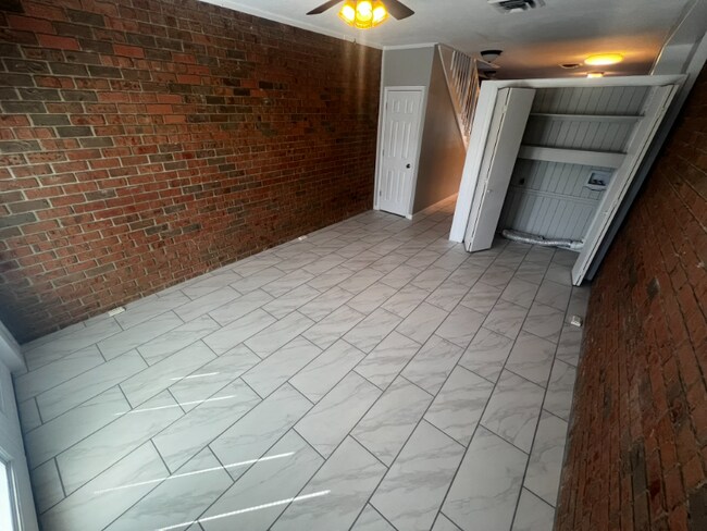 Building Photo - 171 Hutton St