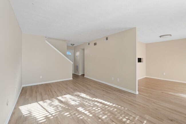 Foto del edificio - 293 Country Club Dr