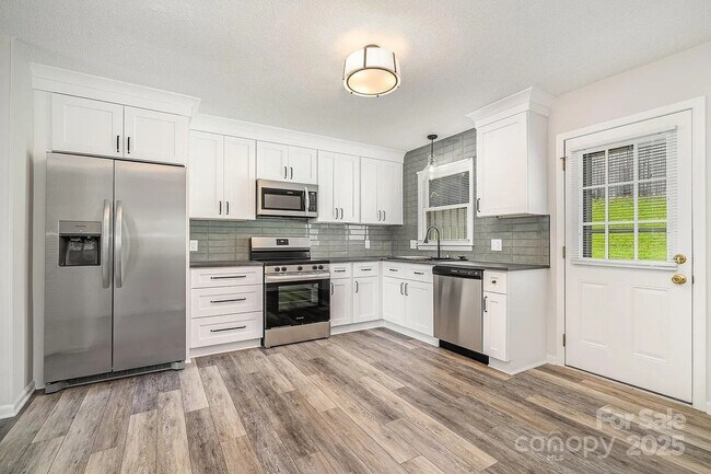 Foto del edificio - Fully Remodeled | 2BR/1.5BA Condo | Willowbrook