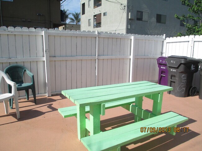 Foto del edificio - 824 E 10th St