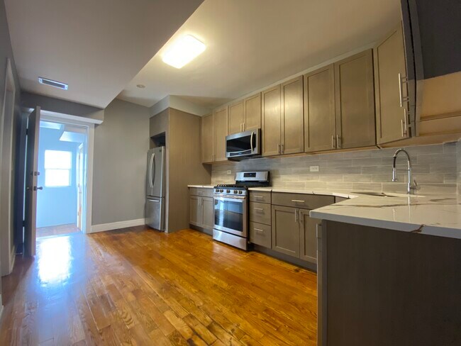 Kitchen - 2323 W Fullerton Ave