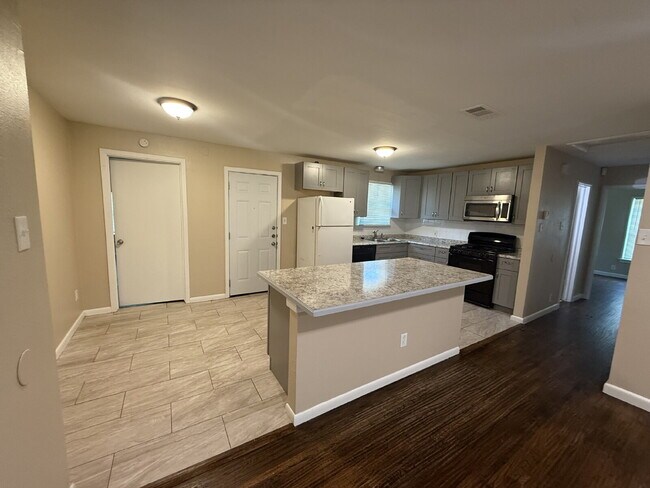 Foto del edificio - "Charming 4-Bedroom Dallas Retreat with 2 ...