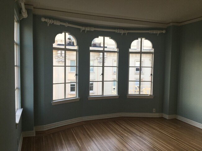 Building Photo - Spacious View Condo on Lafayette Park in I...