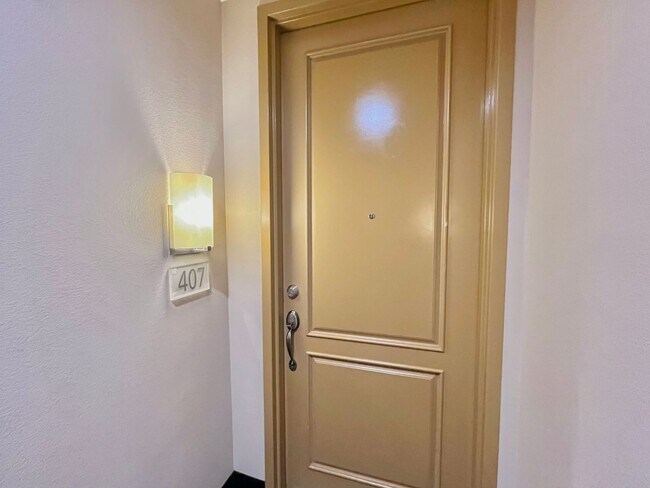 Foto del edificio - Spacious 2 Bedroom High-Rise Condo with Resort-Style Amenities & Oversized Balcony