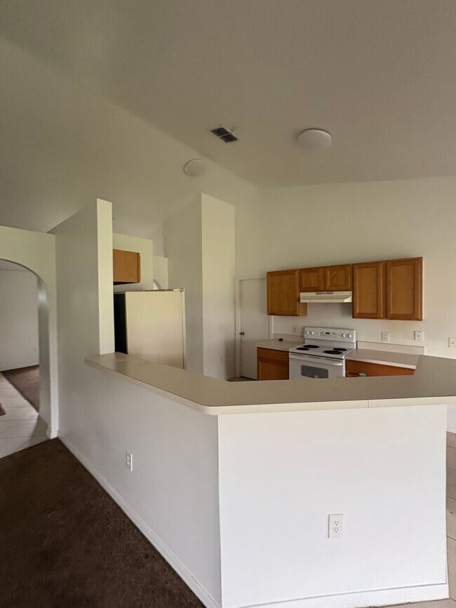 Foto del edificio - Beautiful 3-Bedroom Home with Open Floor Plan & Spacious Backyard in Marion Oaks!