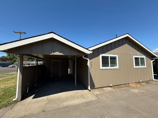 Building Photo - 997 NW Hayes Ave