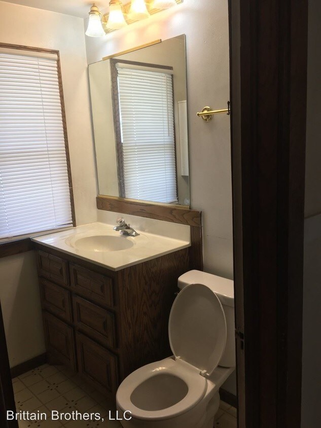 Building Photo - 2 br, 1 bath Apartment - 8813 W Maple Street