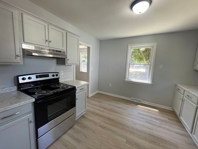 Building Photo - REMODELED & UPDATED BUNGALOW