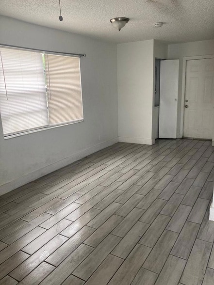 Foto del edificio - 1565 W 36th St