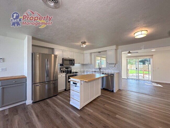 Foto del edificio - 7703 Mistyglen Ave