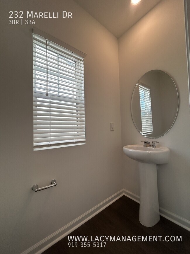 Foto del edificio - 232 Marelli Dr