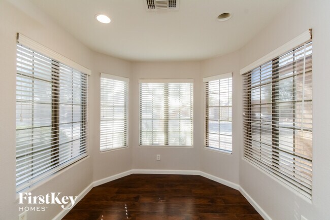 Foto del edificio - 13414 W Port Royale Ln