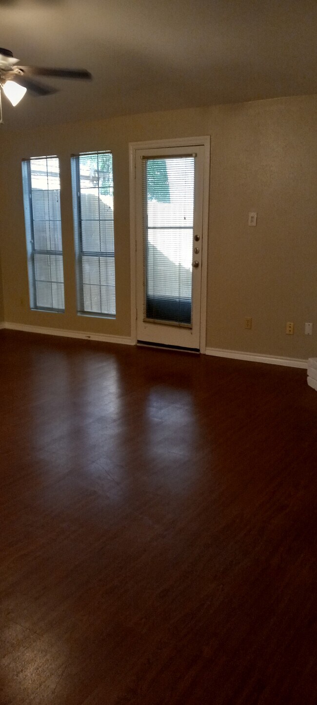 Foto del edificio - 3200 Foxboro Dr