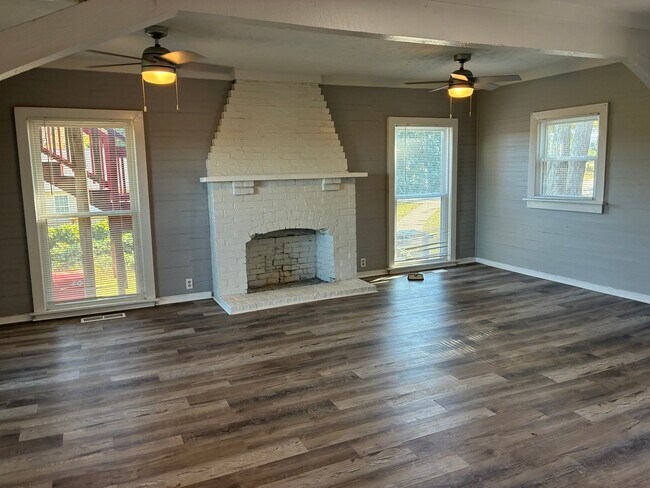 Foto del edificio - Room in Duplex on W Strickland St