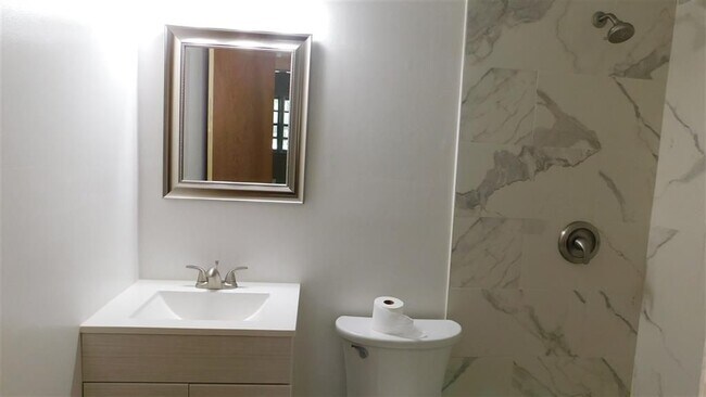 Baño - 311 E Imperial Cir