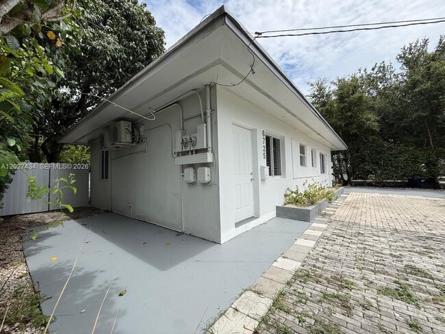 Building Photo - 6723 NE Miami Pl