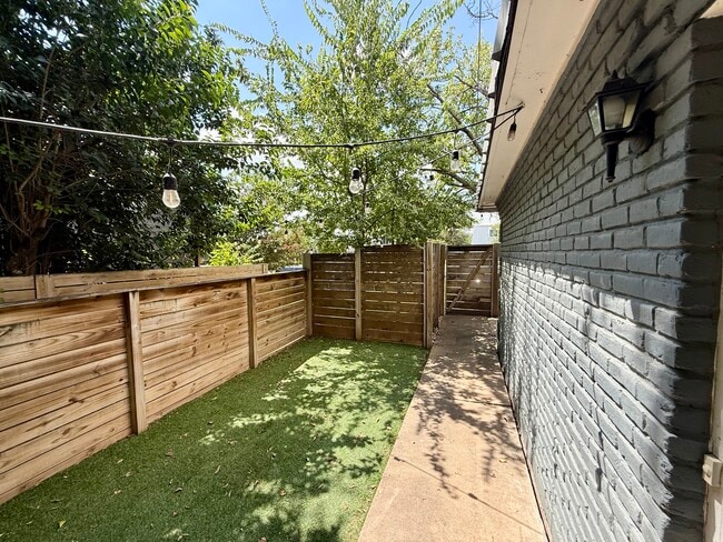 Building Photo - 2218 Mission Hill Dr