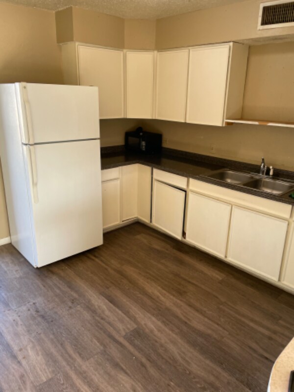 Primary Photo - 600 W 11th