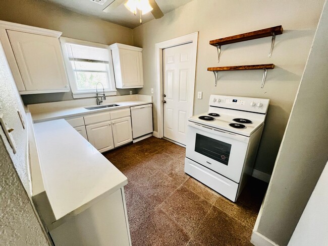 Building Photo - Large 1BD 1BA Duplex with Bonus Area Locat...