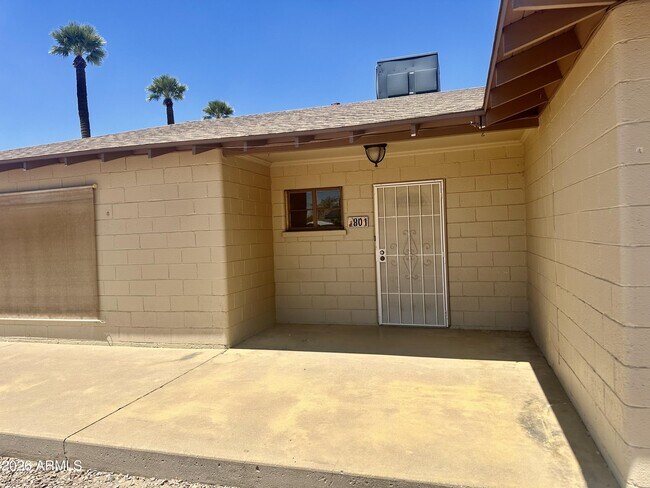 Building Photo - 801 N Gilbert Ave