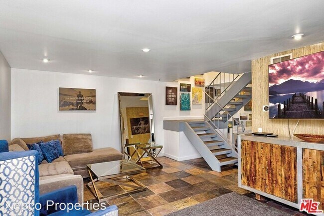 Foto del edificio - 2230 N Indian Canyon Dr