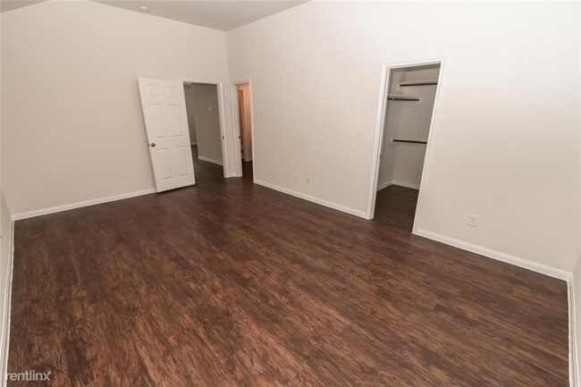 Building Photo - 4 br, 2.5 bath House - 3039 Right Way