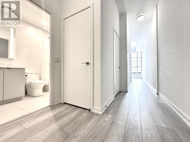 Building Photo - 285 Dufferin St