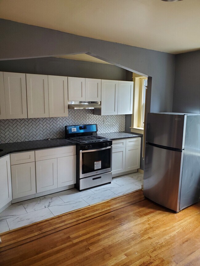 Eat-in Kitchen - 1652 Dyre St