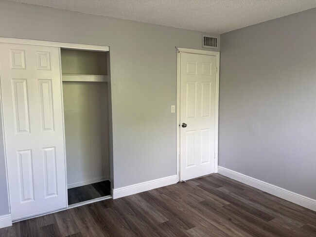 Foto del edificio - 5801 NW 17th Pl