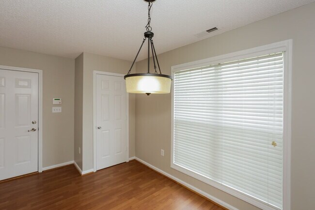 Foto del edificio - 310 Tamarack Dr