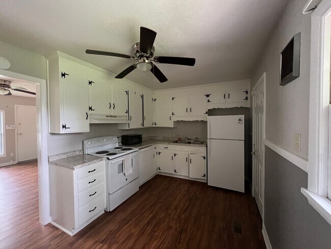 Foto del edificio - 3016 E. Brinkley ~ Overhills Park