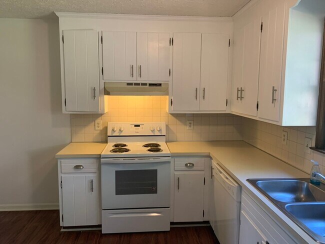 Building Photo - Updated 2 bedroom, 1 bath apartment with walk-out patio off of kitchen, and updated flooring.