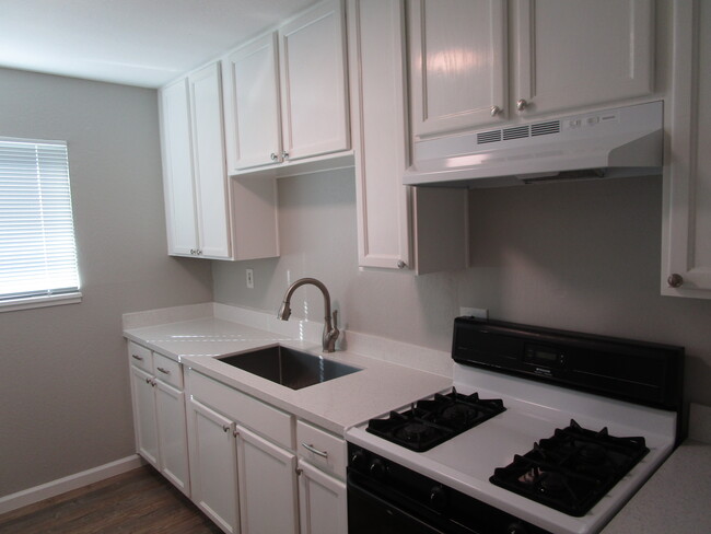 Foto del edificio - 219 E Travis Blvd