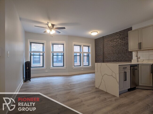 Building Photo - 7738 N Eastlake Ter