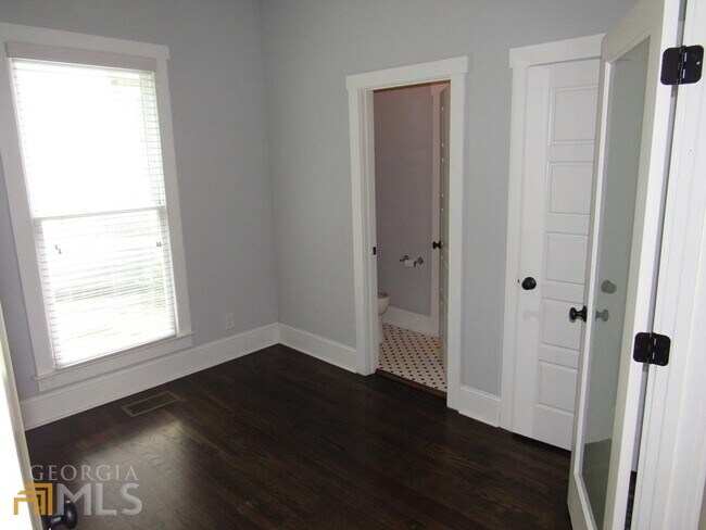 Building Photo - 114 Hickory St