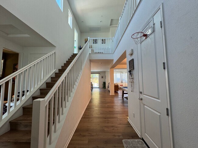 Building Photo - Beautiful 4 Bedroom House with office AND ...