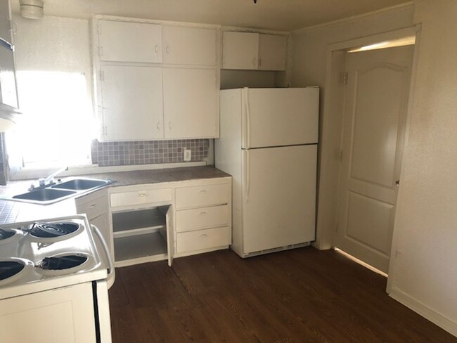 Building Photo - COZY 2 BEDROOM 1 BATHROOM HOUSE