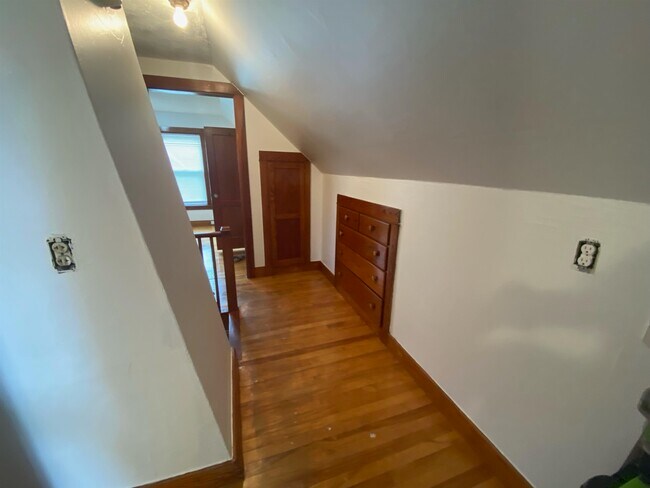 Building Photo - 10 Spruce Ave