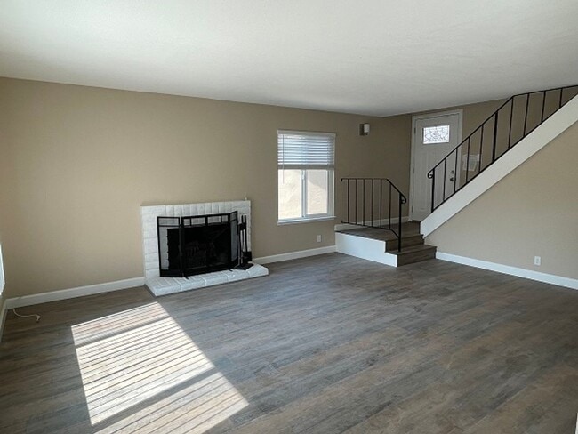 Building Photo - Remodeled Newark Lake Area 4 bedroom Gem N...