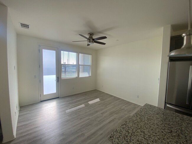 Foto del edificio - 3-Story Townhome w/ 2 Car Garage in New Co...