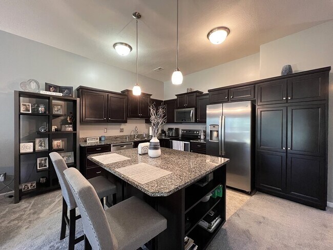 Building Photo - Immaculate Condo with Wooded Views & Commu...