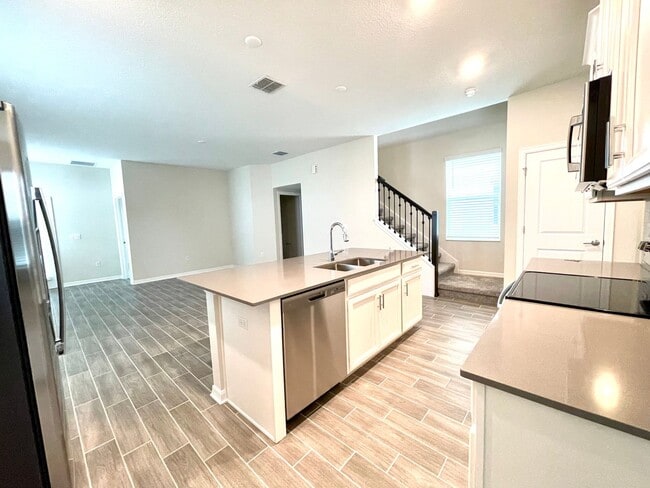 Foto del edificio - 4 bedroom 3.5 bath Solar Panels, The Cove at Waterside, LIKE NEW!