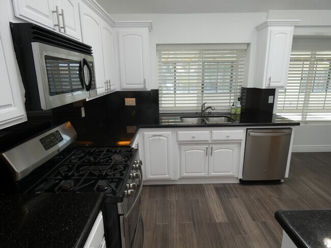 Foto del edificio - Gorgeous 4 bedroom & 3 bathroom house